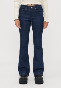 Клешеные брюки