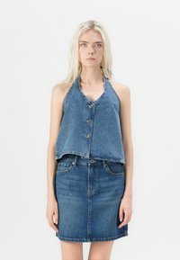 Джинсовая жилетка