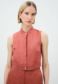 Блузка без рукавов