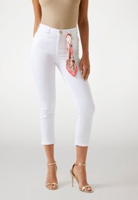 Короткие джинсы