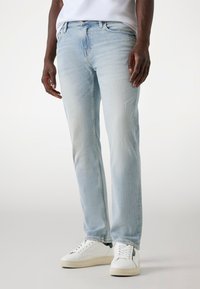 Узкие джинсы