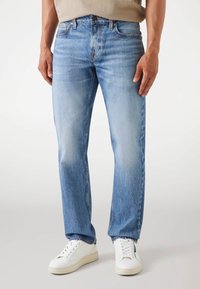 Прямые джинсы