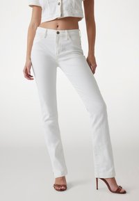 Прямые джинсы