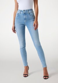 Узкие джинсы