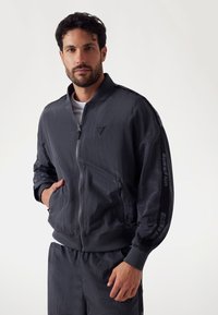 Куртка бомбер