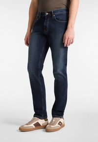 Прямые джинсы Прямые джинсы