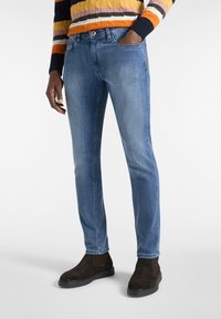 Узкие джинсы Узкие джинсы