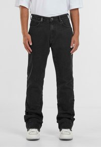 Клешеные джинсы