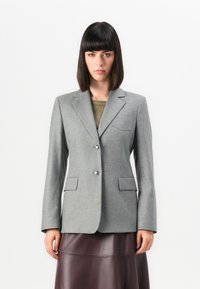 Блейзер с накладными карманами