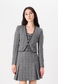 Короткий блейзер