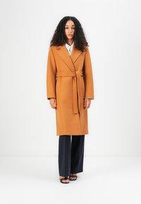 Шерстяное пальто