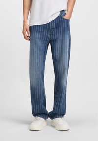 Прямые джинсы