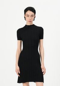 Вязаное платье