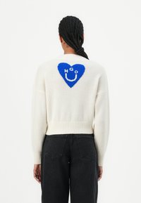 Пуловер с вырезом V