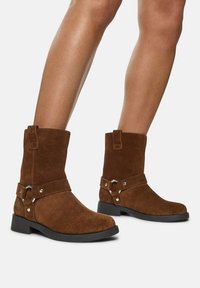 Полусапожки на высоком каблуке