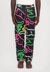 Прямые джинсы