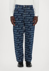 Прямые джинсы