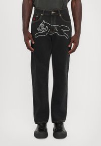 Прямые джинсы