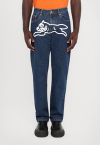 Прямые джинсы