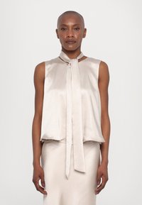 Блузка без рукавов