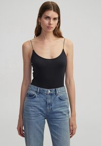 Топ на бретельках