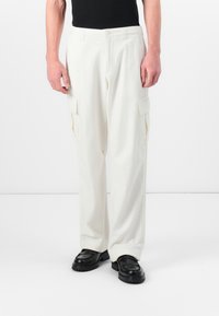 Брюки с накладными карманами