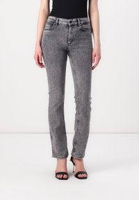 Клешеные брюки