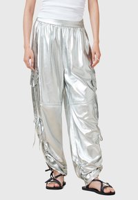 Брюки с накладными карманами