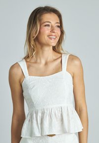 Блузка без рукавов