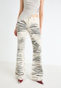 Клешеные джинсы