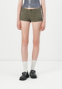 Брюки с накладными карманами