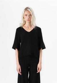 Пуловер с коротким рукавом