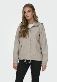 Куртка с накладнымит карманами