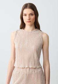 Блузка без рукавов