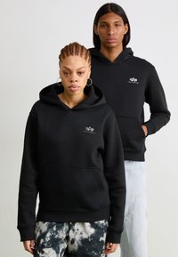 Пуловер с капюшоном