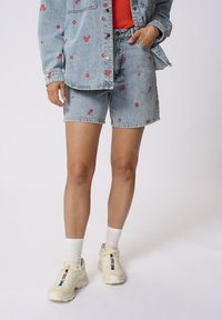 Джинсовые шорты