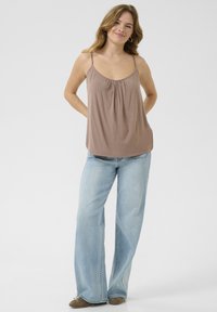 Топ на бретельках