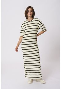 Вязаное платье