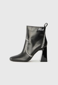 Высокие сапоги Высокие сапоги