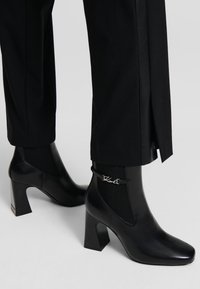 Полусапожки на высоком каблуке