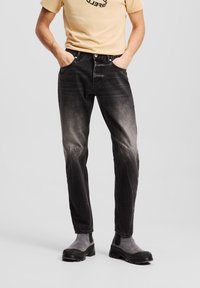 Прямые джинсы