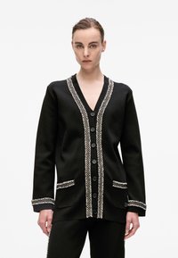 Длинный жилет