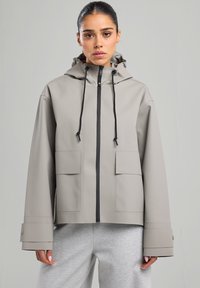 Куртка с накладнымит карманами