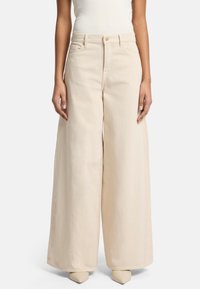 Клешеные джинсы