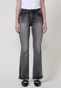 Клешеные брюки