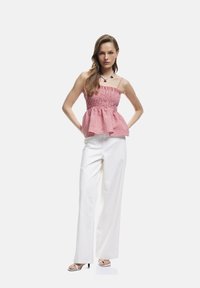 Топ на бретельках