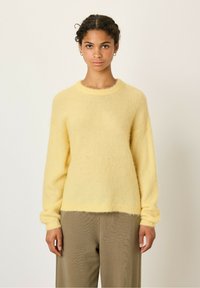 Пуловер в полоску