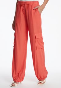 Брюки с накладными карманами Брюки с накладными карманами