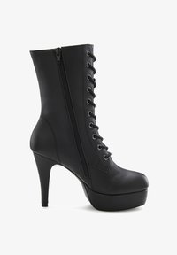 Полусапожки на высоком каблуке