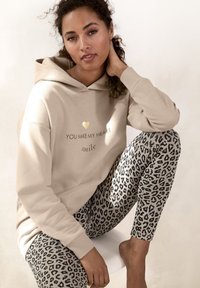 Пуловер с капюшоном